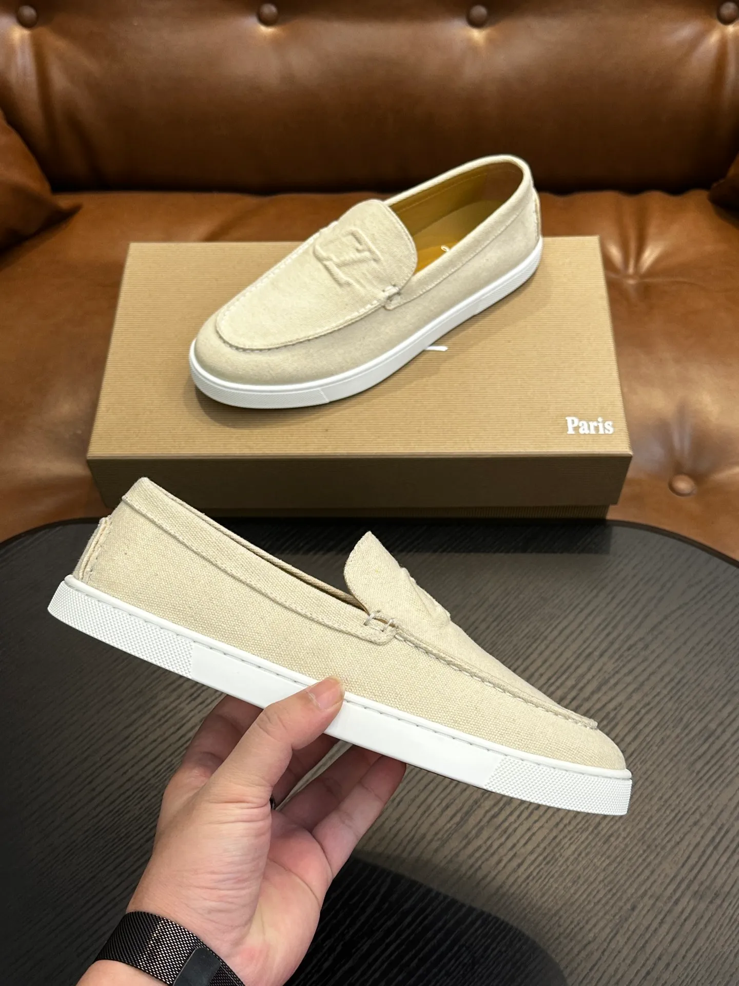 P760💰Christian Louboutin (red-soled shoes) Italian men’s casual sneakers are shipped! Each pair of shoes from this Italian handmade shoe brand has a simple and classic design, which is very comfortable and versatile! The upper fabric of this shoe is made of imported cowhide, with high-end and comfortable cowhide lining! The outsole is made of original rubber bottom sheets and is lined with cowhide! Brand-specific molded footbed, exclusive private mold control! Original box packaging, with shoe storage bag! 39 40 41 42 43 44 (38 45 46 customized)